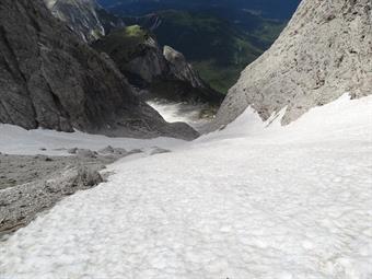 Giunti al cospetto della pietraia, la si inizia a salire tenendosi sulla sinistra. L’impressionante muraglia che ci si para di fronte è quella di Punta Anna, la cui forcella, per ora, rimane invisa allo sguardo. Poco oltre quota 1900 si lascia a sinistra 