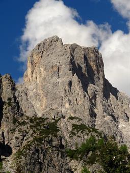 E l’orizzonte ti invade! I polmoni son pupille che dopo tanta strettoia si dilatano, inspirando il panorama! Un contrasto che destabilizza l’animo tutto! Il troi scende ripido e non lascia spazio a rilassamento alcuno. Sto evaporando e perdo ancora liquid