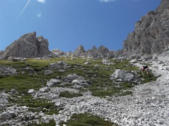 Cercando il percorso migliore, tenendoci eventualmente sulla magra cotica erbosa, risaliamo ripidamente il versante seguendo sempre gli evidenti segnavia biancorossi.