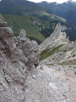 Un'altra foto della discesa dalla forcelletta erbosa in versante Val di Londo