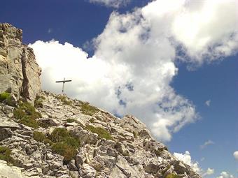 Le "roccette nella parte finale" prima della vetta della Cima Sud non sono niente di difficile, necessitano soltanto di un po' d'attenzione per la presenza di ghiaino sugli ultimi tornantini, specialmente in discesa.