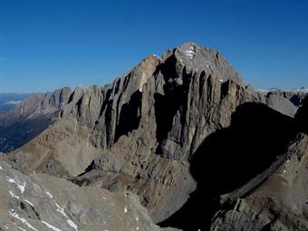 Il rifugio Falier (2074m) costruito nel 1911 dagli alpini del battaglione Cordevole come base logistica per i rifornimenti delle truppe presidianti il passo, fu distrutto quasi subito dagli austriaci che avevano piazzato le loro postazioni proprio sulla c