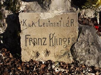 Alle sue spalle è stata risistemata la lapide del sottotenente Franz Klinger, caduto nell'ottobre 1915 presso Zagora, facente parte di un cimitero militare, distrutto durante il conflitto.