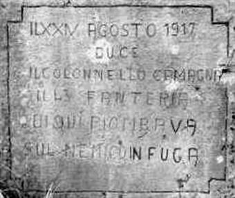 Il testo dell'iscrizione del 43°Reggimento Fanteria Brigata Forlì, incisa su una roccia recitava:<br />IL XXIV AGOSTO 1917 / DUCE / IL COLONNELLO CAMAGNE / IL 43 FANTERIA / DI QUI PIOMBAVA / SUL NEMICO IN FUGA<br />Lo stato attuale di deterioramento purtr