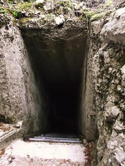 Una  scalinata in parte friabile conduce ripidamente ad una serie di cunicoli sotterranei cementati, visitabili con l'ausilio di un' adeguata torcia frontale.