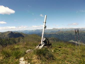 Sull'erbosa vetta settentrionale in territorio austriaco, troviamo un palo trigonometrico, il contenitore con il libro di vetta ed un panorama grandioso sulla sottostante Lesachtal e le innumerevoli vette circostanti.<br />