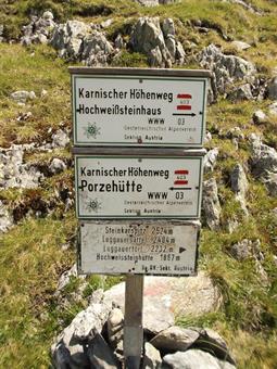 All'importante valico confinario, troviamo le immancabili indicazioni della Karnischer Höhenweg, transitante nei pressi del Porzehütte, raggiungibile in breve scendendo oltreconfine.