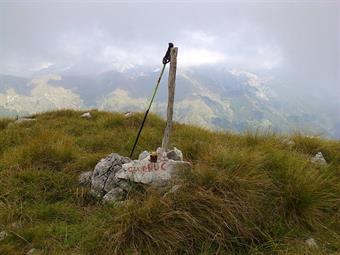 Dal piccolo ricovero in legno e lamiera risalendo la dorsale, arriviamo in breve sull'erbosa vetta del Veliki Muzec, conosciuto localmente come Gabrovec o Gabruc, come riportato in rosso sul piccolo ometto di sassi.