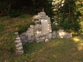 Una breve deviazione porta ad un monumento commemorativo partigiano, relativo al secondo conflitto mondiale.