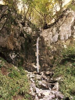 Ci troviamo nella zona di Plazi, ricca di torrenti, sorgenti e cascatelle ed alla successiva deviazione verso sinistra possiamo ammirare lo splendido salto d'acqua denominato Mnanu Paradiž.