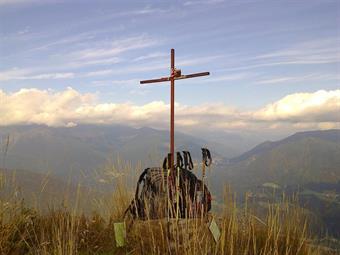 La cima, caratterizzata da una vecchia croce in ferro con basamento in pietra, è situata a ridosso delle Valli Pesarina e Degano, e regala un sorprendente panorama.