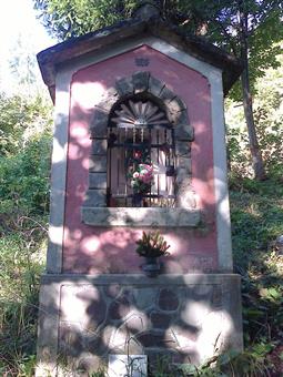Quasi arrivati in paese, a mt 830 circa, si noterà sulla destra nel  bosco una bella ancona, risalente al 1897, attualmente dipinta di rosa.