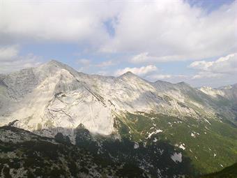 La vetta del Tolminski Migovec, fornita di un contenitore con il libro di vetta, risulta un punto panoramico eccezionale sulle numerose vette circostanti.