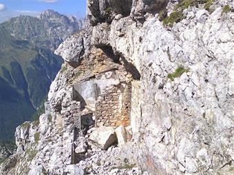 Poco oltre i resti di alcuni ricoveri arditamente arroccati, offrono una panoramica vista sulle lontane Cime Castrein, all'epoca occupate dall'esercito imperial-regio.