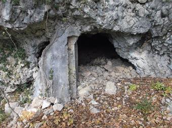 Numerosi ingressi di caverne, testimoniano la destinazione del luogo, ubicato sul rovescio della quota 468, dove possiamo rinvenire la breve iscrizione "Februar", mancante però dell'anno d'incisione.