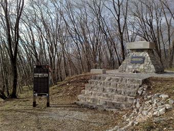 Ritornati al percorso principale, raggiungiamo in breve il Monumento commemorativo del 4°Reggimento ungherese Honvéd/Madžarska piramida, recentemente restaurato e dotato di un pannello informativo quadrilingue.