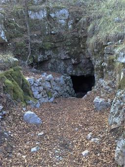 A breve distanza ulteriori caverne e postazioni imperialregie recentemente ripristinate, affiorano dal terreno dopo decenni d'oblio.