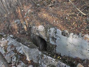 Una breve deviazione a destra conduce ad una trincea austroungarica con caverna ed iscrizione dell'87° Reggimento Fanteria di Celje.