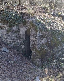Alle sue spalle si trova parzialmente celato da una blindatura l'ingresso della caverna Moritz, utilizzata nella Grande Guerra come ricovero da un reparto d'artiglieria austroungarica con cannoni da 10,4 cm.