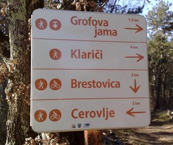 Usciti dalla dolina ritorniamo lungamente al primo incrocio tabellato incontrato all'andata, dove svoltiamo a sinistra in direzione di  Ceroglie dell'Ermada/Cerovlje.