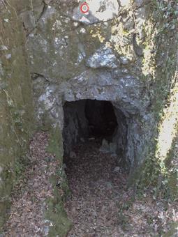 Ritornati al percorso segnalato, scendiamo nella piccola depressione rinvenendo i resti di una costruzione e l'ingresso di una caverna, anch'esse utilizzate dall'esercito imperialregio, durante la Grande Guerra.