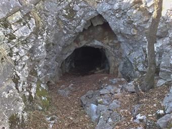 Una breve deviazione a destra conduce all'ingresso artificiale della Grotta del Monte Ermada/Pejca na Grmadi, cavità destinata all'alloggio delle truppe imperialregie, impegnate sulle sovrastanti posizioni di vetta, conosciuta anche come Grotta dell'Osped