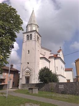 Nella parte settentrionale dell'abitato troviamo la chiesa di Sv. Anton Opat/S. Antonio Abate con il caratteristico campanile in stile aquileiese, evidente segno identificativo dell’appartenenza ecclesiastica della zona.