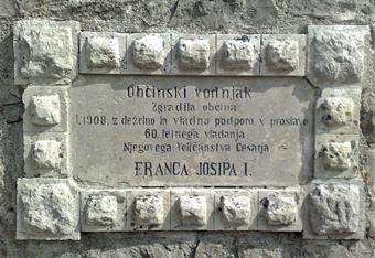 Sul muro di cinta una targa ricorda la costruzione di una fontana nel 1908, in occasione del 60° anniversario dell'imperatore Francesco Giuseppe. 