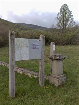 Ignorando il sentiero diretto lungamente allo Sv. Ambrož/S. Ambrogio, attraversando le ampie radure di Ranke, raggiungiamo il cimitero militare austro-ungarico del 61° Reggimento di fanteria composto da soldati arruolati a Timisoara, in Romania.