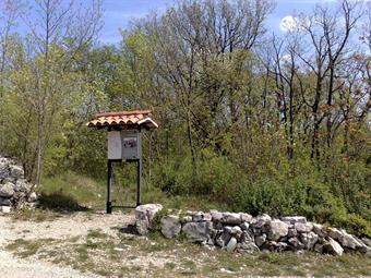 Svoltando a sinistra una diramazione porta allo "Štirna Vrh drage", un pozzo costruito in una piccola dolina per raccogliere l'acqua piovana.