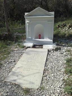 Una breve discesa conduce con un paio di svolte al fondo della depressione, dove si trovava un cimitero italiano, del quale rimangono alcune vestigia recentemente restaurate.