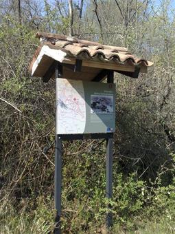 A poche decine di metri un sentiero segnalato conduce alla sottostante depressione di Srčandol, denominata al tempo Dolina Santa Barbara, dov'era posizionata una batteria d’artiglieria italiana.
