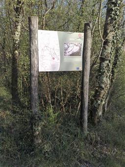 Lungo il cammino troviamo l'evidente pannello descrittivo della vicina Dolina Oneglia, sede dei Comandi delle Brigate Acqui e Novara.