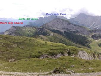 Lungo il percorso notiamo ulteriori vette, facilmente raggiungibili seguendo le descrizioni presenti in "M. Lastroni (2449 metri) e Laghi d'Olbe da Sappada", presente in questo forum.