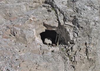 Con qualche cautela ci dirigiamo nuovamente all'intaglio fra la Creta di Collina e la dorsale diretta alla Creta delle Chianevate appena percorsa, notando  l'ardito ingresso ad una cavernetta italiana sospesa sulla parete.