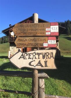 AVVICINAMENTO: Da Sappada costeggiando il Piave lungo la SR 355, entriamo lungo la stretta gola del torrente Cordevole in Val Visdende, raggiungendo l'ampio parcheggio nei pressi del Ristorante Da Plenta, dove inizia lo sterrato contrassegnato dal segnavi