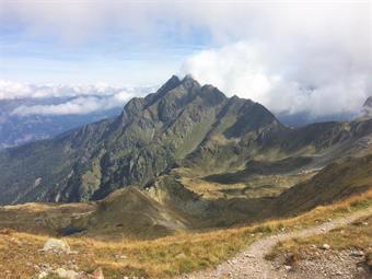 Le rocciose guglie di Weidenkopf, Zwölferspitz e Spitzkofel troneggiano verso levante, dividendo le vallate di Ebner e Frohn.