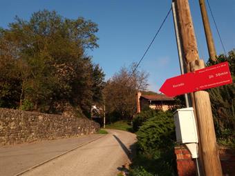 L'inizio del sentiero per il Korada è situato presso la Gostilna Pri Mostu a Plave.