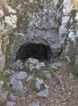 Transitando dinanzi all'ingresso di un'evidente caverna austroungarica, percorriamo ancora un centinaio di metri in falsopiano.