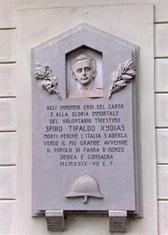 Sul muro esterno del camposanto di Farra d'Isonzo si rinviene invece un'altra lapide commemorativa dedicata al volontario triestino.