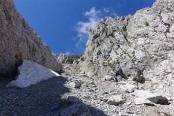 Salita lungo il ripido ed instabile canalone tra la cima principale e la cima ovest del Tiarfin