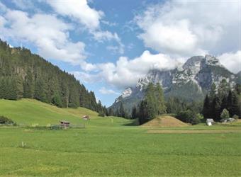 AVVICINAMENTO: Da Forni Avoltri lungo la SR 355 raggiungiamo la borgata di Cima Sappada, dove parcheggiamo nell'ampio spiazzo nei pressi della chiesa, oppure nel caso volessimo seguire la variante lungo il Sentiero Naturalistico Miravalle-Monte Piana, sce