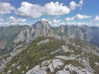 Seguendone l'andamento a tratti sinuoso, raggiungiamo infine la crestina sommitale del M. Olbe (2404 metri), dove il panorama si apre a dismisura. 