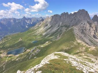 Dopo la meritata sosta ritorniamo quindi alla sottostante Forcella Righile, dove riprendiamo la mulattiera percorsa all'andata.