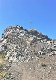 Ulteriori tornantini ravvicinati in parte sassosi, portano infine alla grande croce di vetta del Col Quaternà (2503).