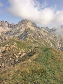 Ignorando le indicazioni dell'ÖAV 7 diretto al Peilbachberg e dell'ÖAV 22, prosecuzione dell'itinarario precedentemente citato, scendiamo a settentrione, dirigendoci ad un evidente paletto biancorosso.