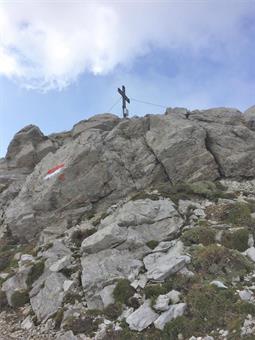 Alcune strette svolte su ghiaino portano infine verso la meta.