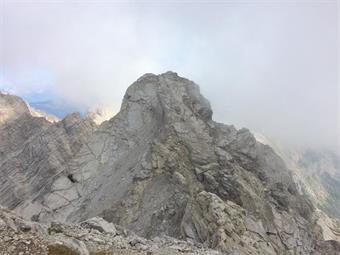 L'ascesa alla cima orientale della Böses Weibele, priva di un sentiero segnalato, è però riservata ad escursionisti particolarmente esperti con capacità alpinistiche. 