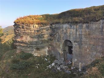 A breve distanza si trova l'ex Forte del Vallo Littorio, in stato di completo abbandono.