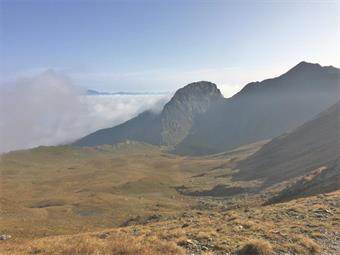 Seguendo ora l'ÖAV 405, ci dirigiamo oltreconfine, lasciando a destra la sentieristica diretta'Obstansersee, ancora all'ombra dello Pfannspitze/Cima Vanscuro.